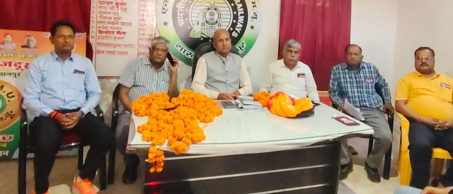 23. रेलवे स्टेशन के उत्तरीय रेलवे मजदूर यूनियन के संघ भवन में बैठक करते रेल कर्मी। स्रोत-रेलवे