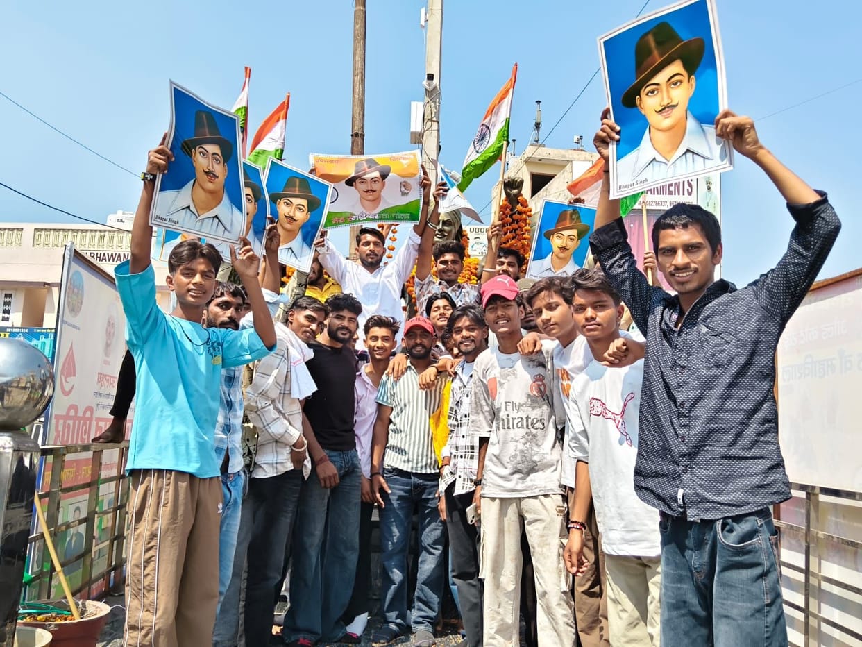 Tributes Paid to Martyrs on Martyrs' Day; Inquilab Group Offers Garlands