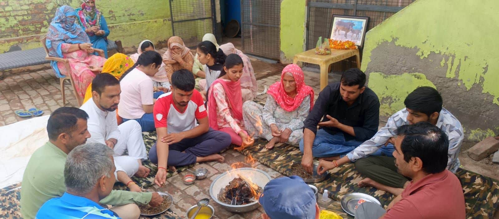 23जेएनडी25-वेट लिफ्टर दीपक लाठर के परिजन हवन करते हुए। संवाद