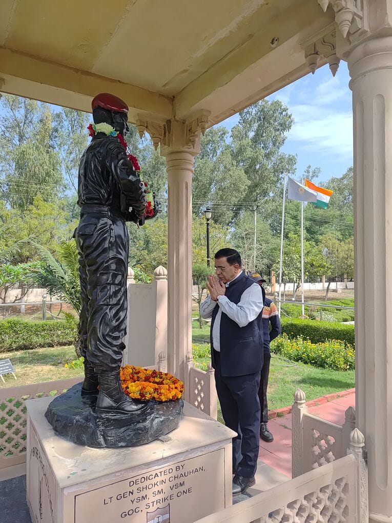 The Vice-Chancellor offered flowers at the statue of Martyr Pawan Khatkar.