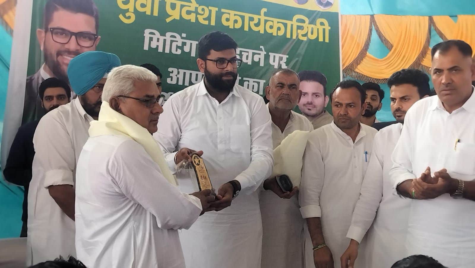 23जेएनडी33: शहर की नई अनाजमंडी में शहीद के परिवार को सम्मानित करते हुए दिग्विजिय सिंह चौटाला। 