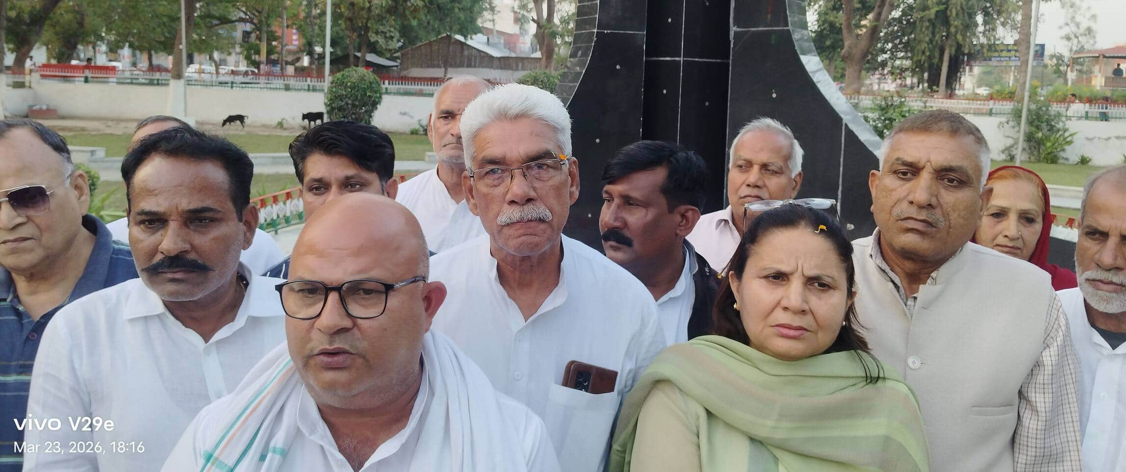 23जेएनडी34: शहीदी स्मारक पर पत्रकार वार्ता कर जानकारी देते हुए कांग्रेस जिला प्रधान ऋषिपाल हैबत