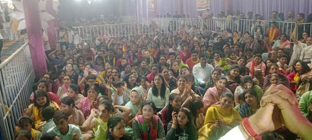 23जेएनडी38: बांके बिहारी के भजनों पर झूमते श्रद्धालु। संवाद।