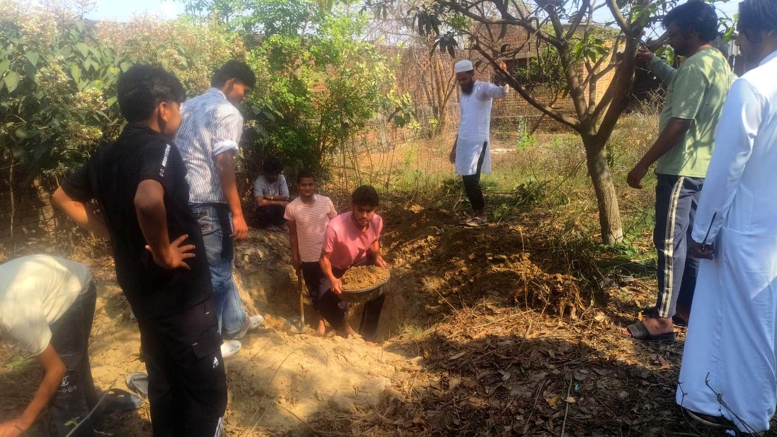 30 अंजानशहीद में कुत्तों के हमले से मारे बकरों को गड्ढा खोदकर दफनाने की तैयारी करते लोग। संवाद