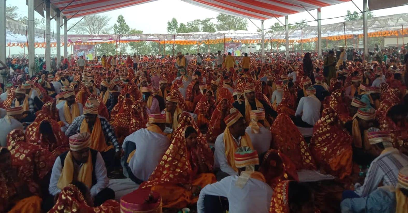 30. दोस्तपुर ब्लॉक परिसर में आयोजित सामूहिक विवाह में शामिल जोड़े। संवाद