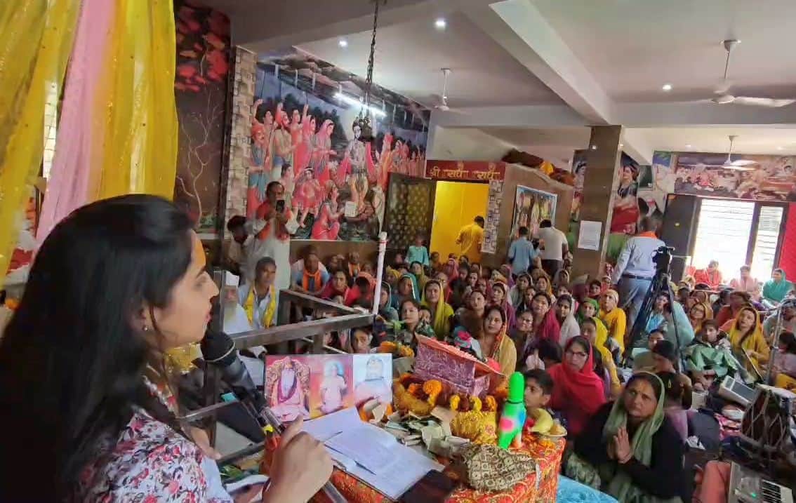 आमवाला में गूगा माड़ी पर श्रीमदभागवत कथा का आनंद उठाती महिलाएं। संवाद