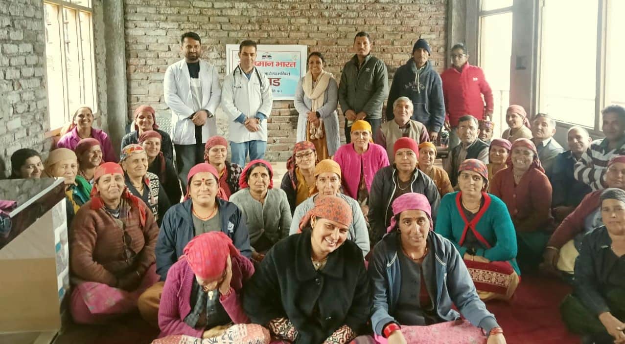 आनी के रोपा गांव में आयोजित स्वास्थ्य शिविर में मौजूद महिलाएं। स्रोत : विभाग