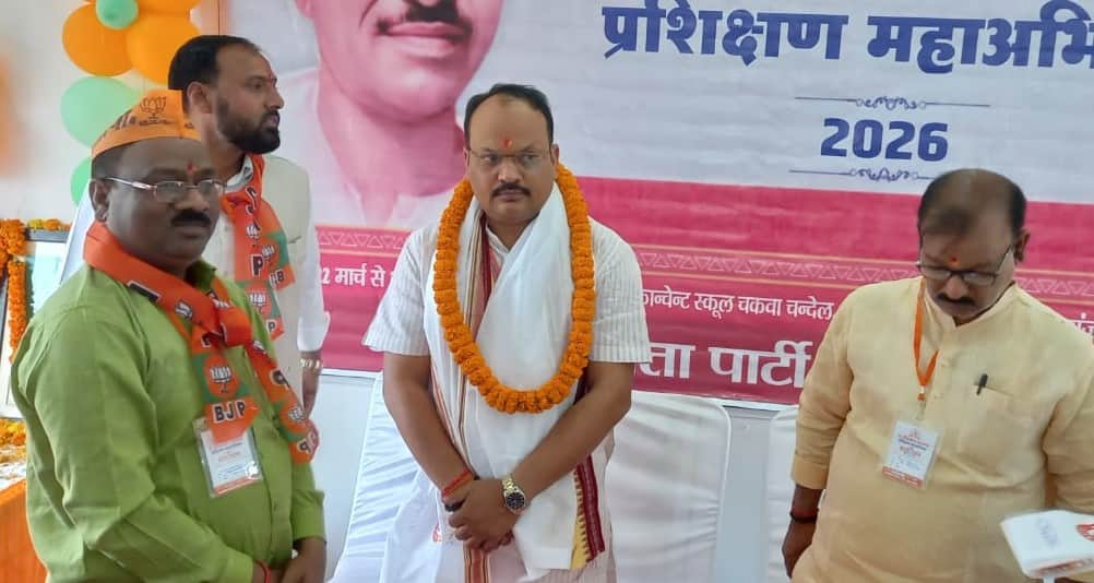 आर एस डी विद्यालय चकवा के प्रशिक्षण वर्ग में खड़े भाजपा के पदाधिकारी। स्रोत संगठन