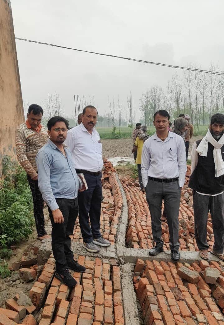 अगौता क्षेत्र के गांव रायपुर कतौरी में नवनिर्माणधीन पंचायत भवन की गिरी चाहरदीवारी की जांच करते 