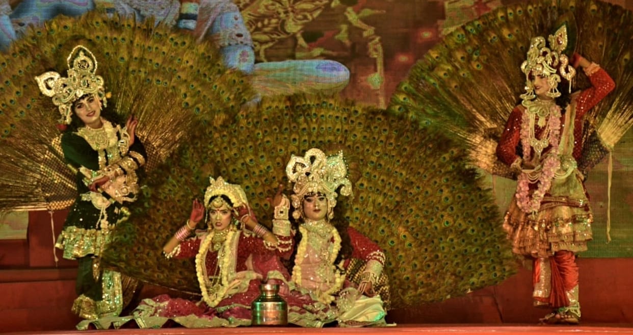 Kanha's color applied on the devotees
