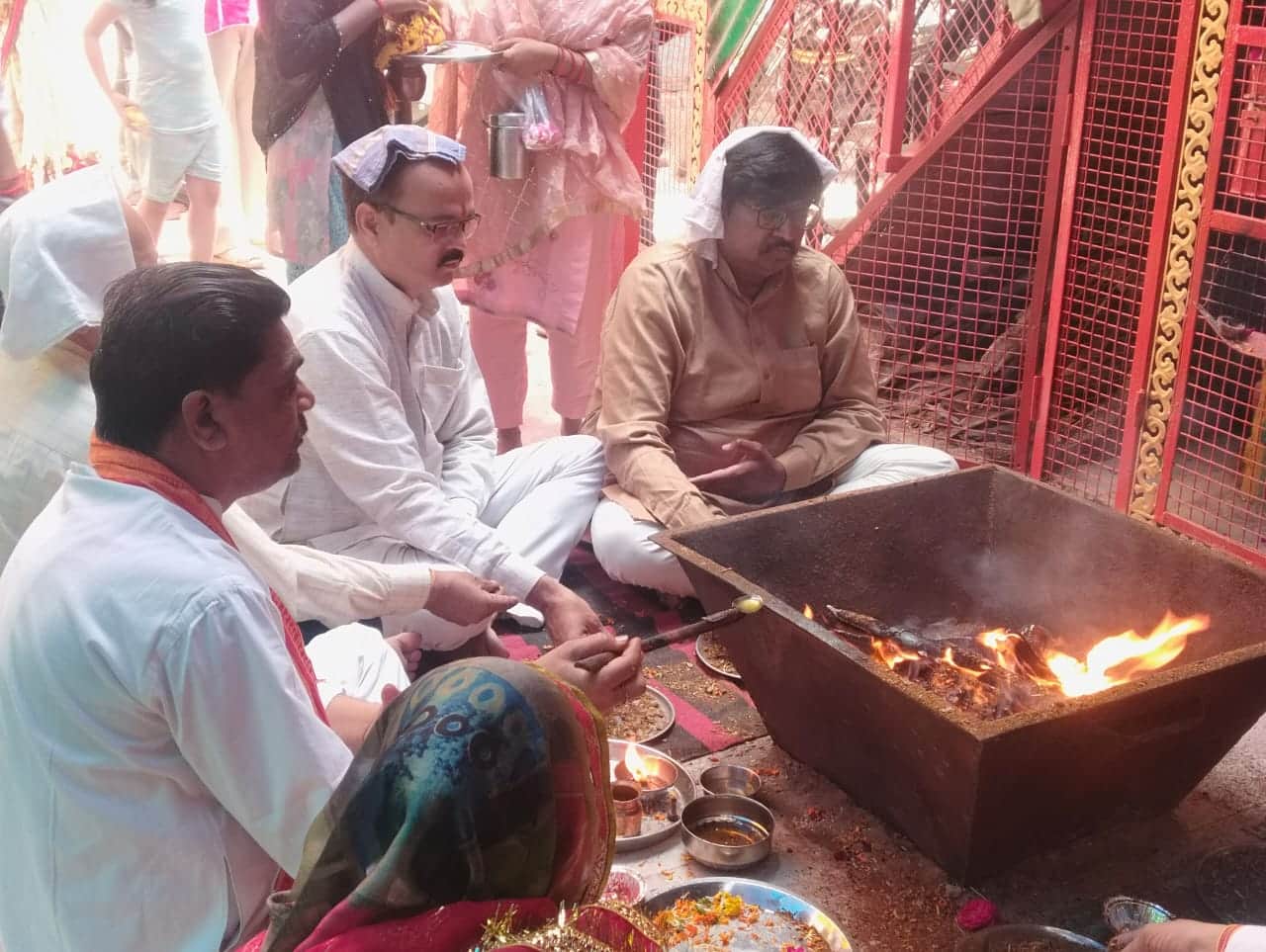 अलीगंज में श्रीमद भागवत के दौरान हवन करते लोग। संवाद