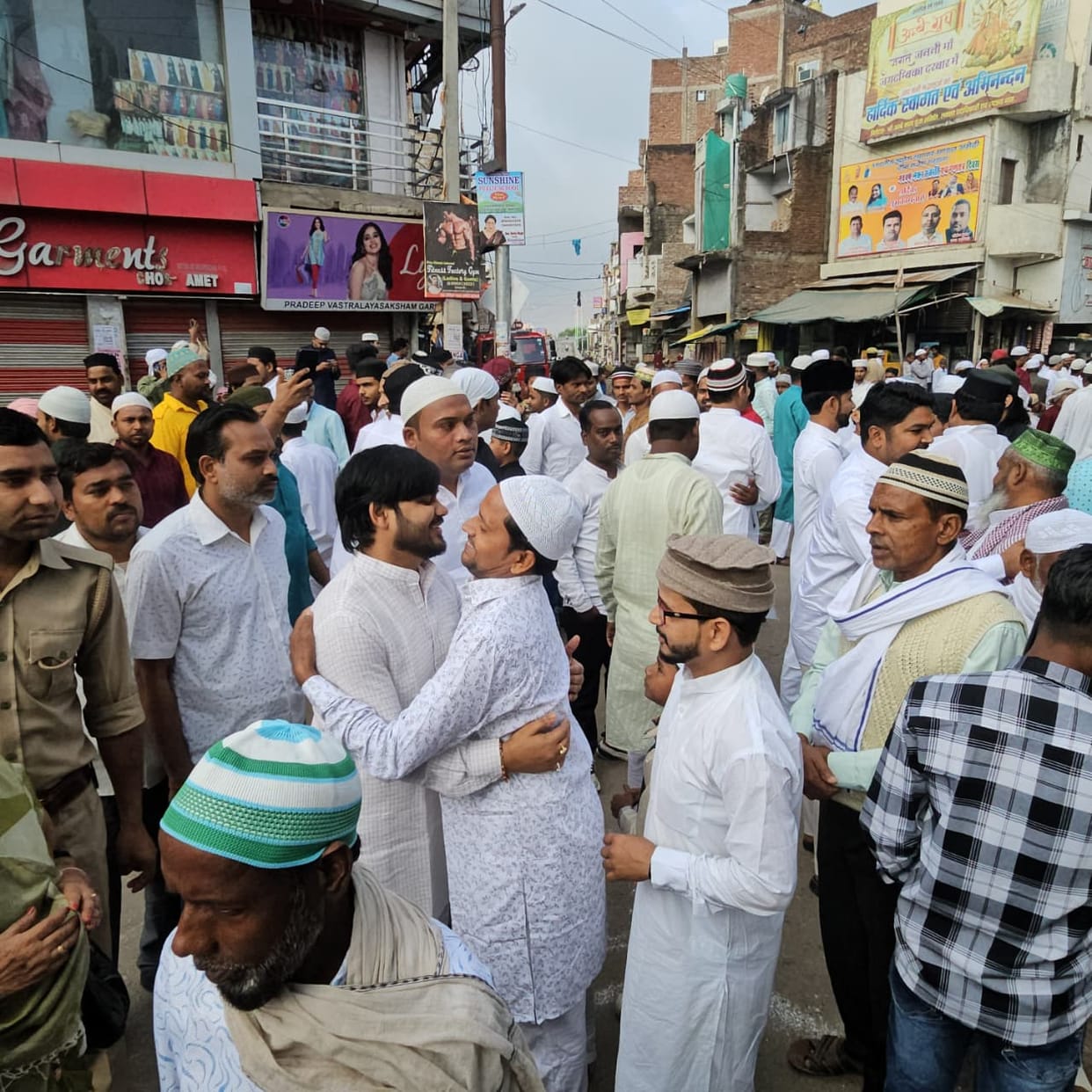 Thousands of hands were raised for the prosperity of the country.