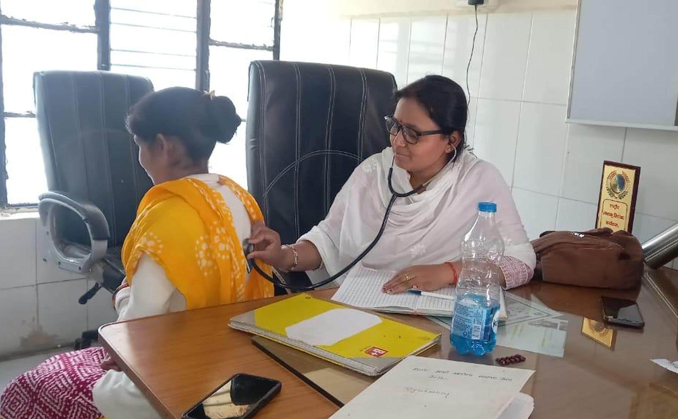 अमवा हुसैनपुर पीएचसी में मरीज देखतीं चिकित्सक। -संवाद