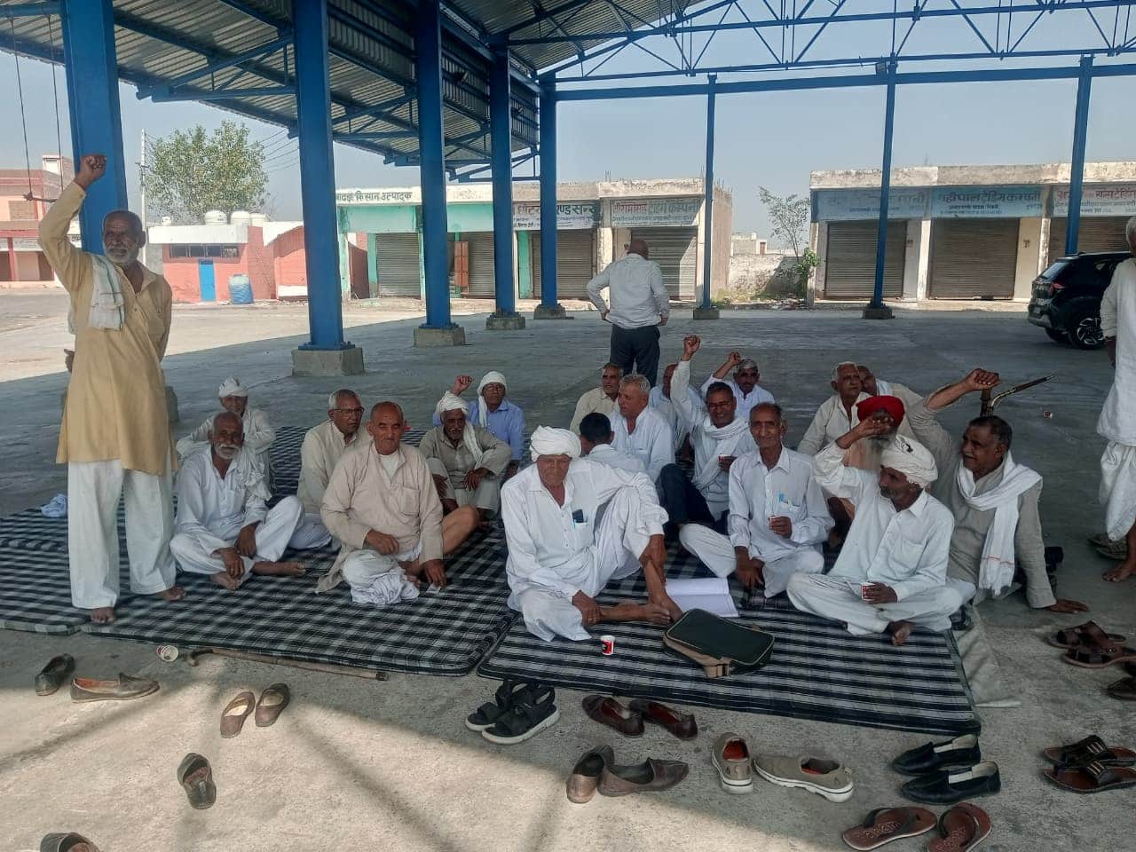 अनाज मंडी में चल रहे धरने पर नारेबाजी करते किसान। 