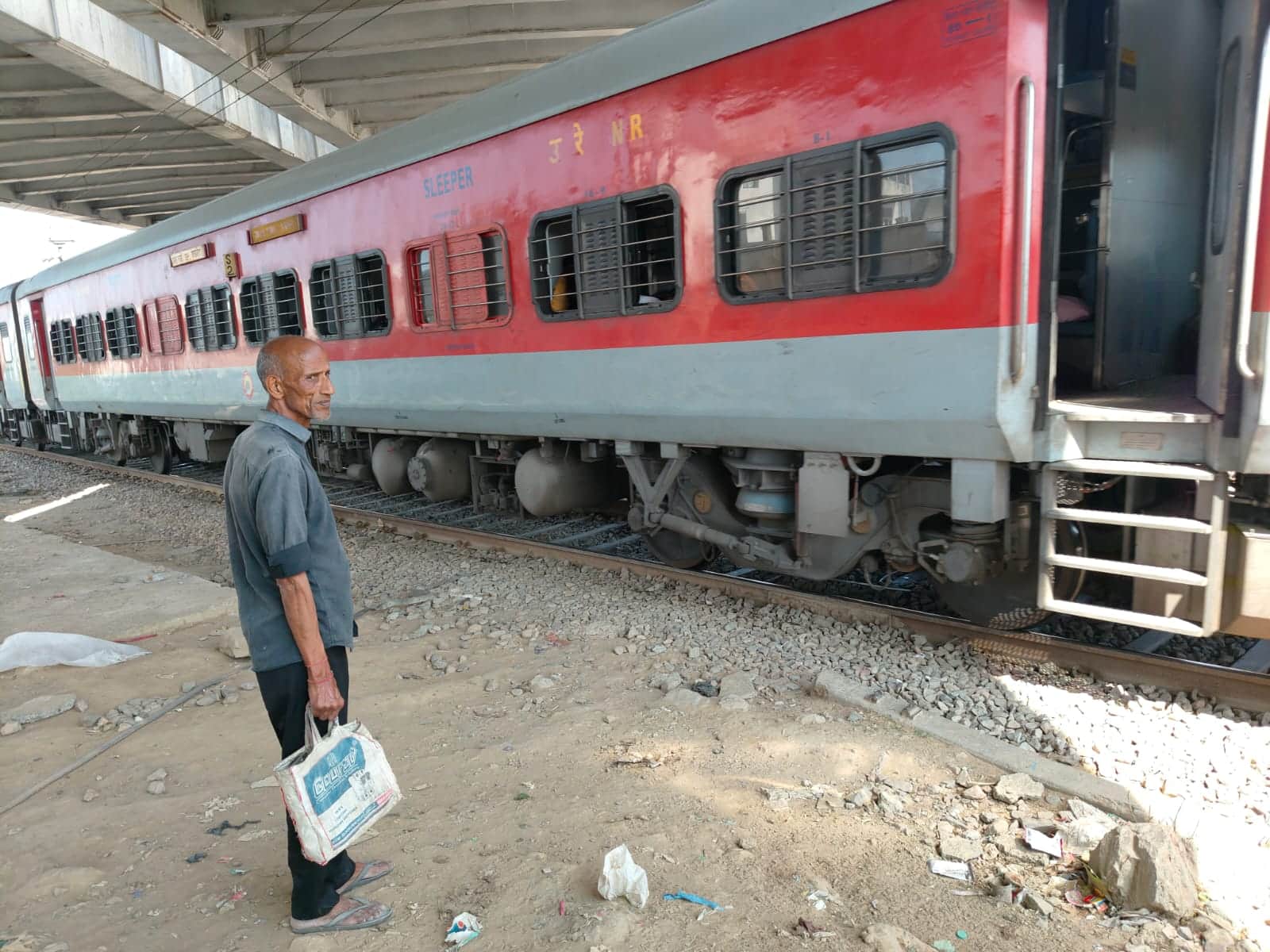 अनाज मंडी रेलवे स्टेशन की तरफ से गुजरती ट्रेन। संवाद