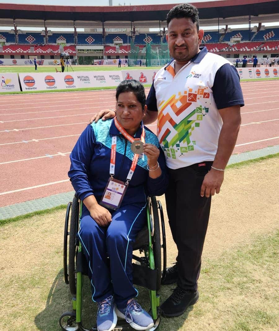 अपने पति के साथ पैरा खिलाड़ी कुसुम। 