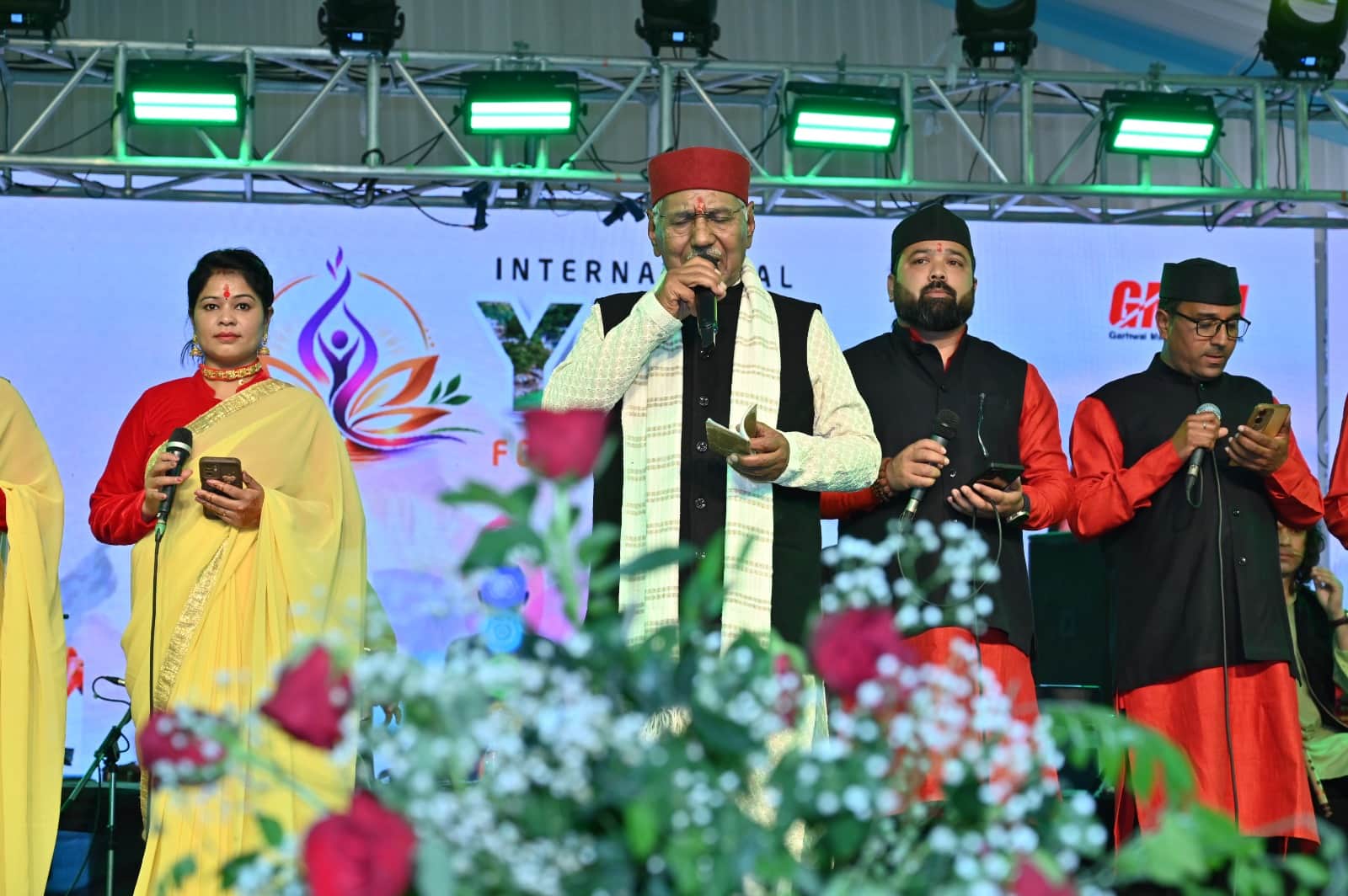 अंतरराष्ट्रीय योग महोत्सव में लोकगीतों की प्रस्तुति देते लोकगायक नरेंद्र सिंह नेगी। स्रोत- जीएम