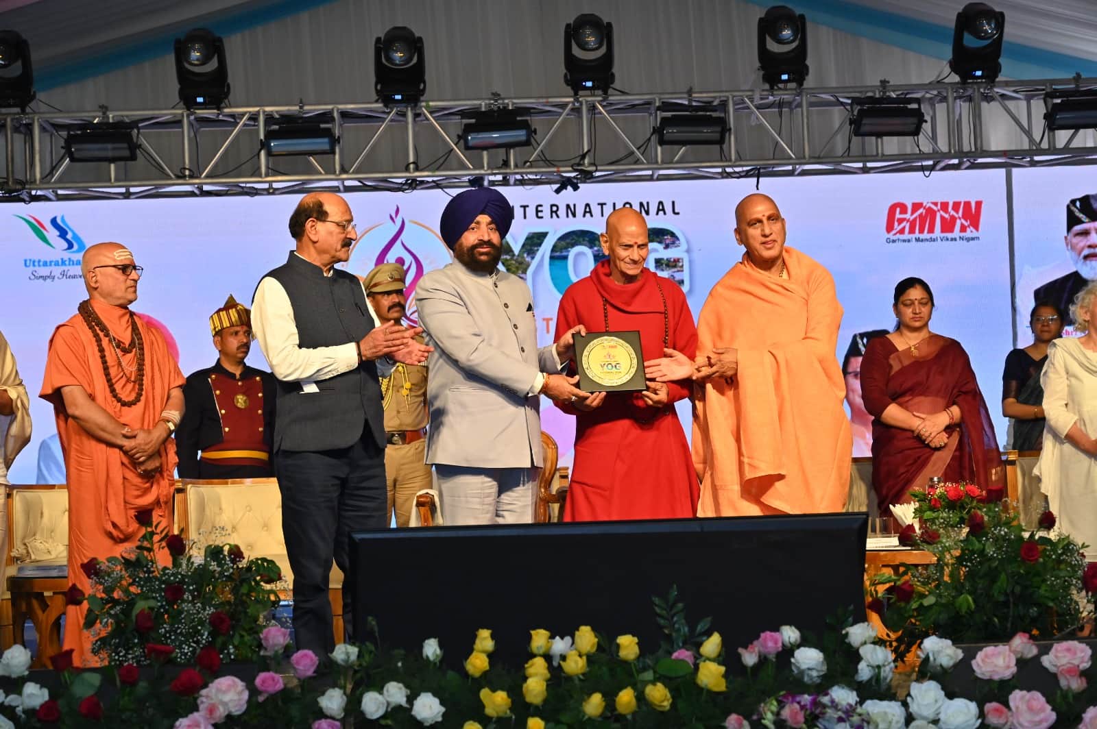 अंतरराष्ट्रीय योग महोत्सव में योगाचार्य को स्मृति चिह्न भेंट करते राज्यपाल। स्रोत- जीएमवीएन मीड