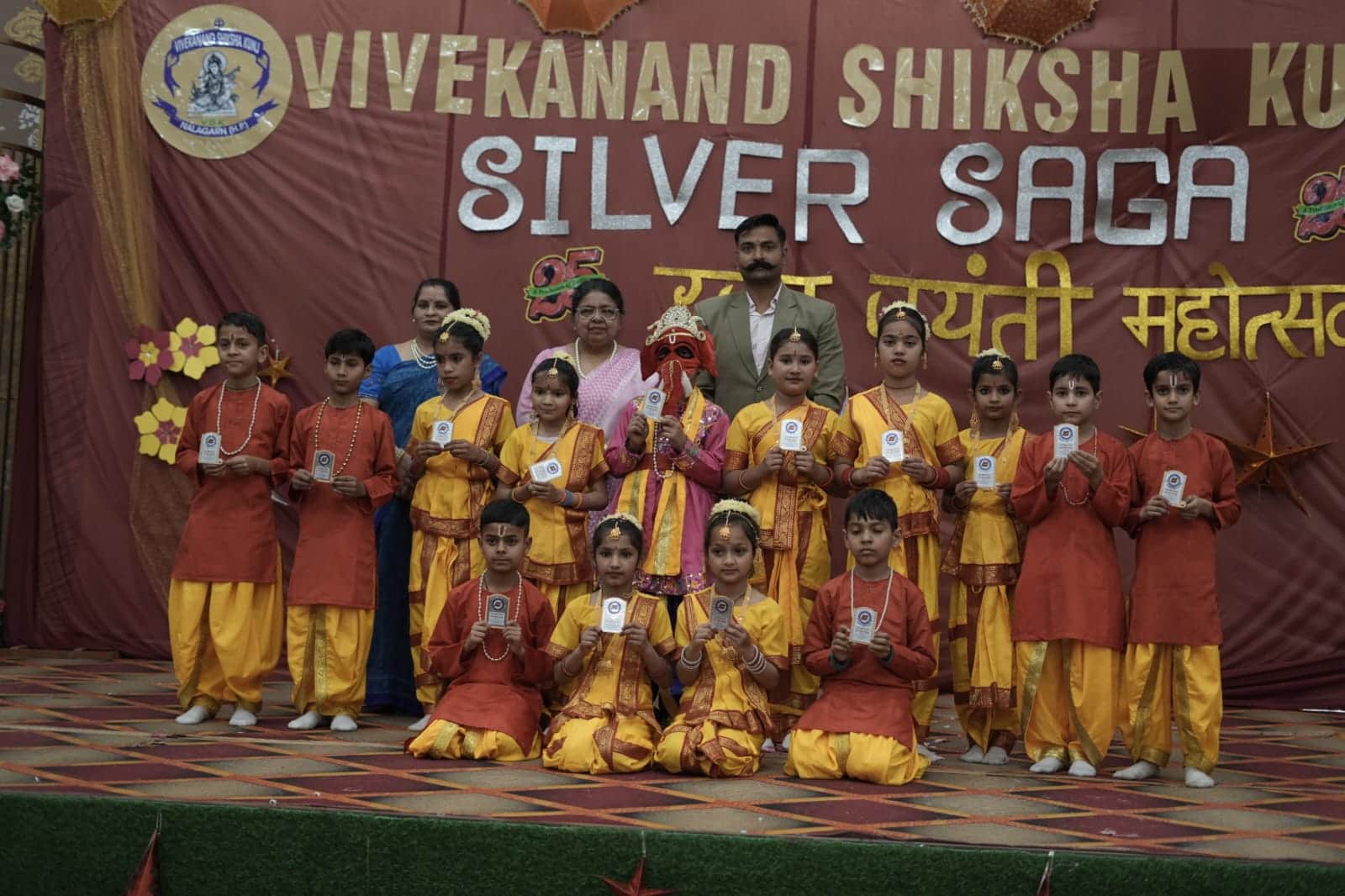 बच्चों को सम्मानित करते हुए मुख्य अतिथि राकेश रायस्रोत: संवाद