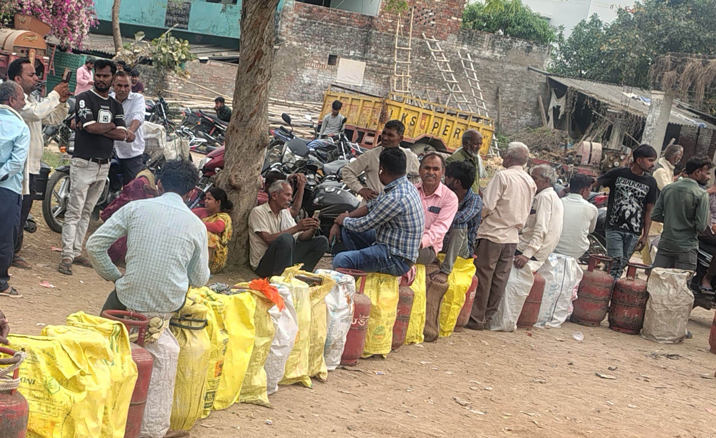 बछरावां कस्बा स्थित गोदाम में खाली सिलिंडर लगाकर लाइन में लगे उपभोक्ता।
