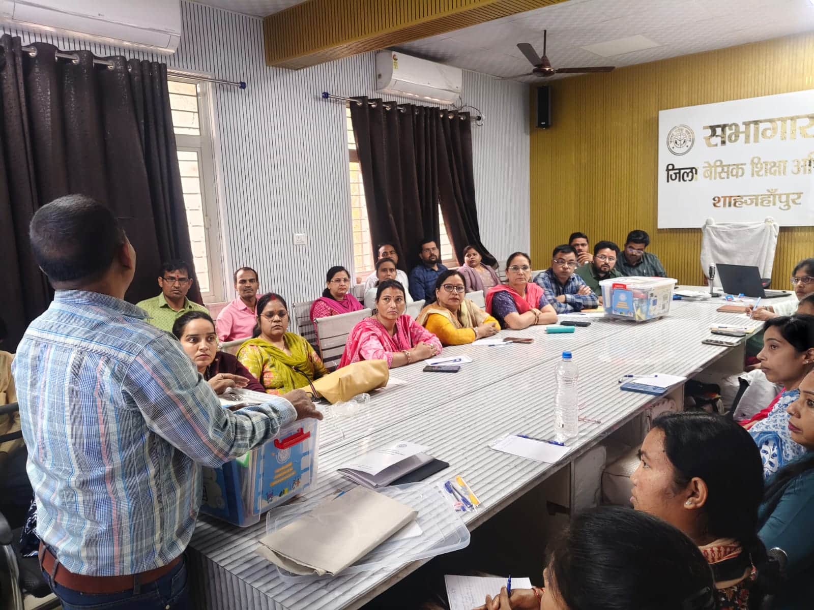 बीएसए कार्यालय में  वंडरबॉक्स के बारे में प्रशिक्षण देते एसआरजी। स्रोत: विभाग