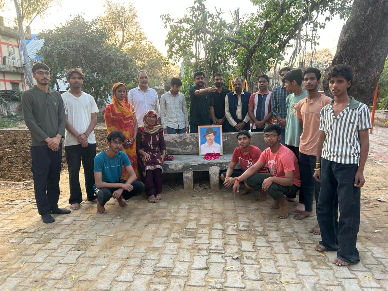 भगत सिंह की प्रतिमा पर श्रद्धांजलि अर्पित करते लोग। स्रोत : संस्था