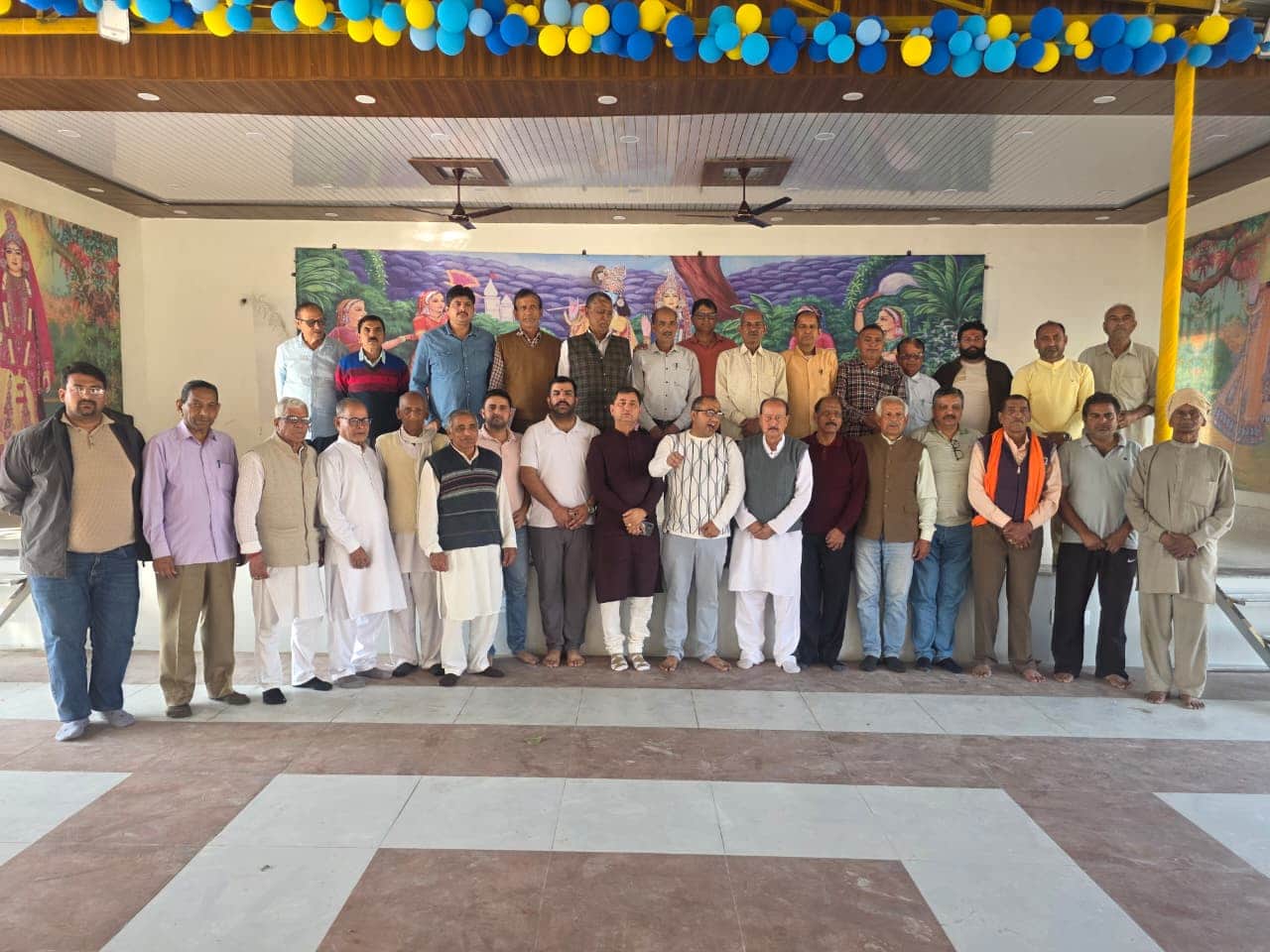 भगवान परशुराम की जयंती पर होने वाले कार्यक्रम की जानकारी देते हीरानगर ब्राह्मण सभा के सदस्य। स्