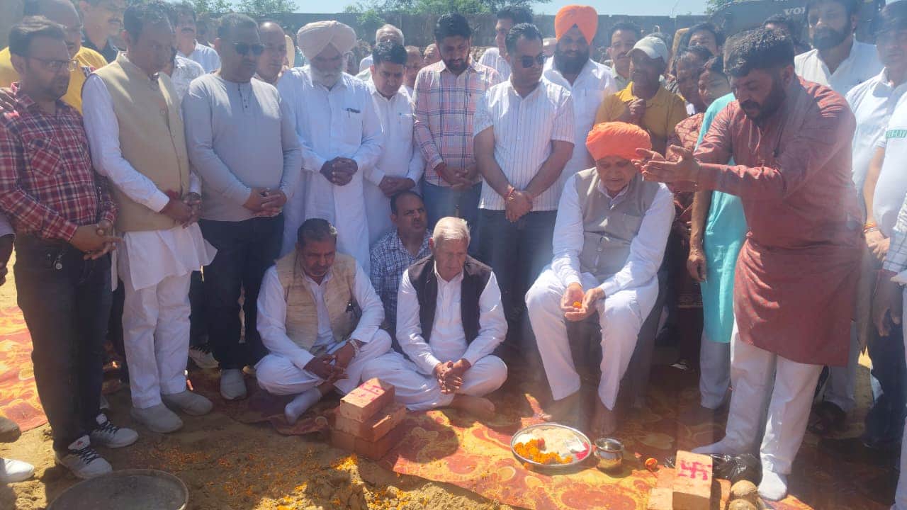 भूमि पूजन करते कृषि मंत्री श्याम सिंह राणा व अन्य । डीआईपीआरओ