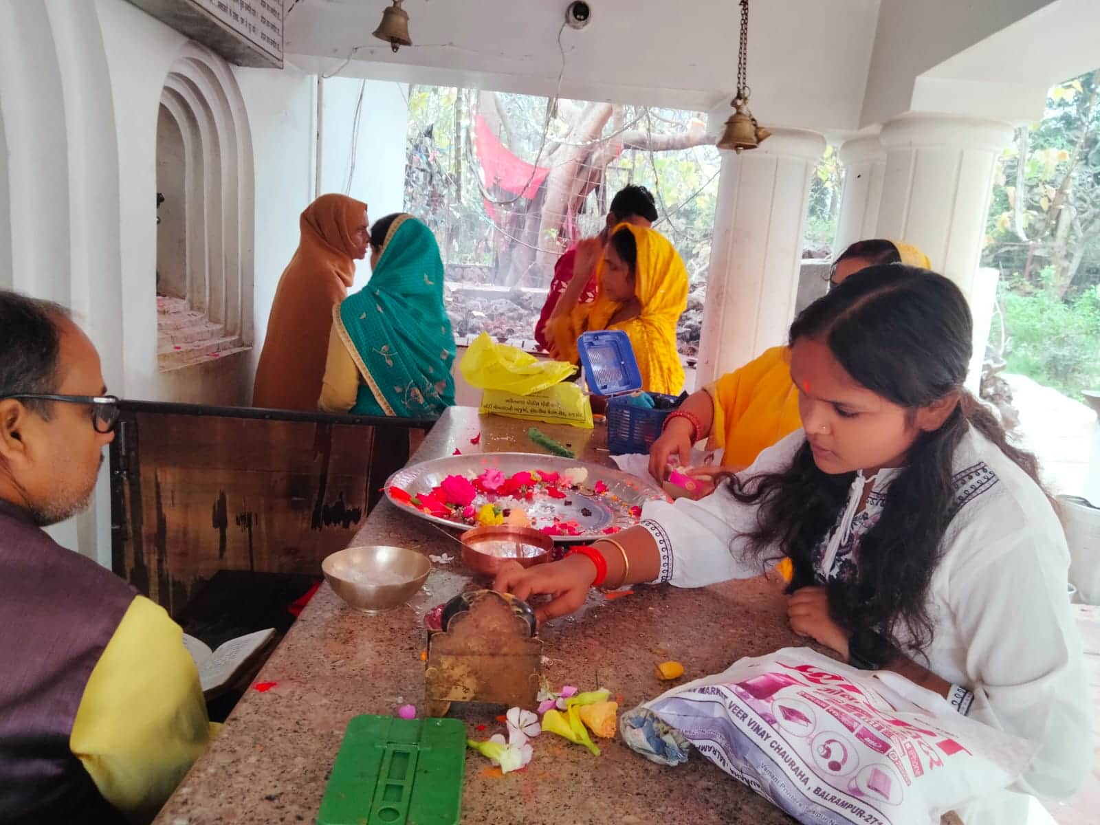 भिनगा स्थित काली मंदिर में पूजा करते श्रद्धालु।