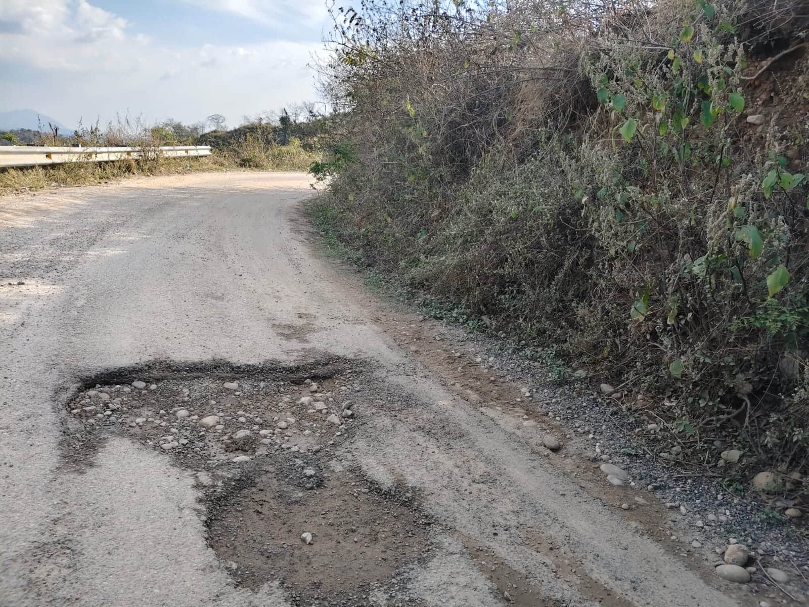 भरेड़ी-अवाहदेवी सड़क की दयनीय हालत। स्रोत : जागरूक पाठक