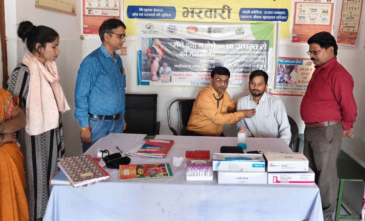 भरवारी स्थित प्राथमिक स्वास्थ्य केंद्र में मरीजों की जांच करते सीएमओ।  स्रोत: विभाग