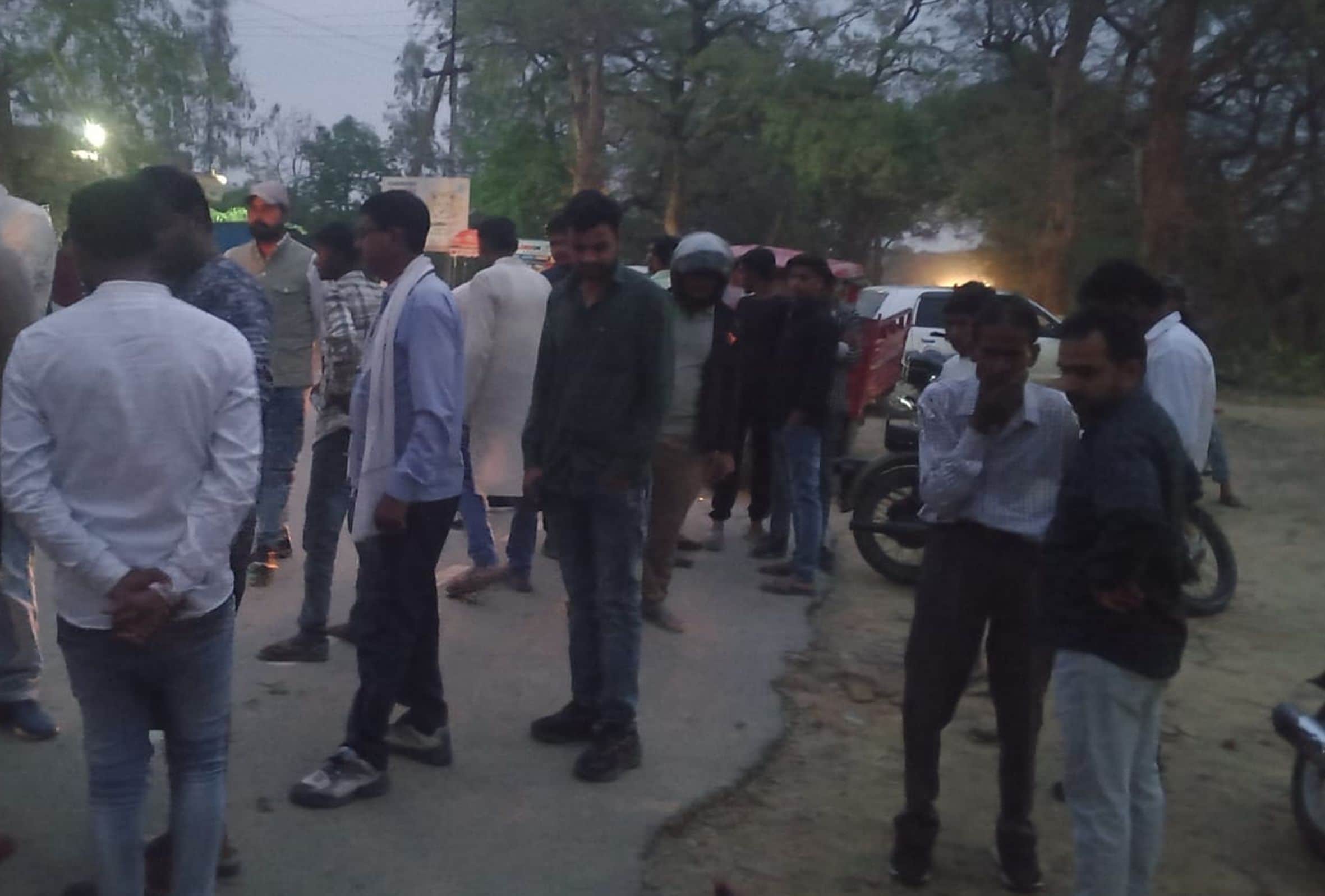 भदोखर थाना क्षेत्र के कलसहा गांव के पास सड़क हादसे में दो लोगों की मौत के बाद लगा मजमा।