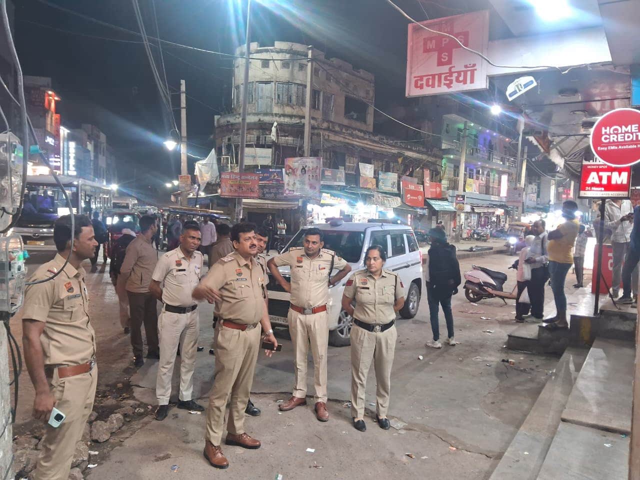 बाजार में गश्त करती पुलिस टीम। स्रोत : पुलिस