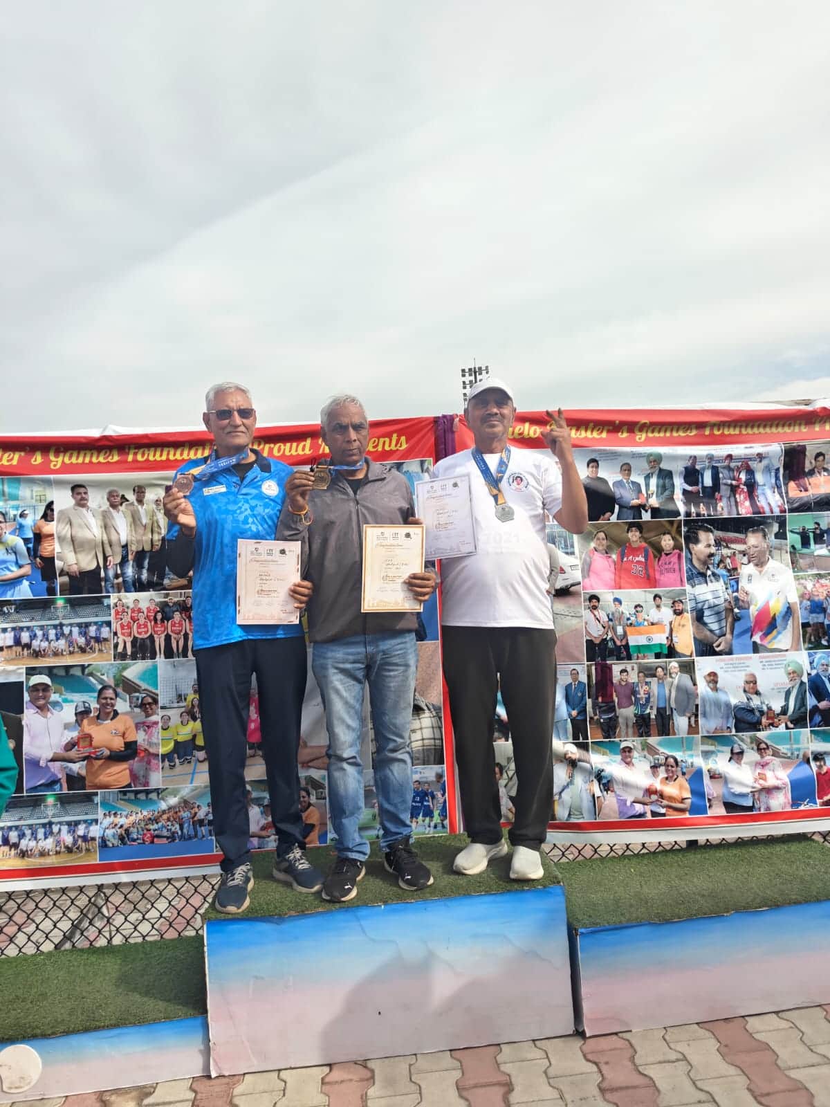 बुजुर्ग खिलाड़ी अजीत सांगवान को सम्मानित करते हुए। 