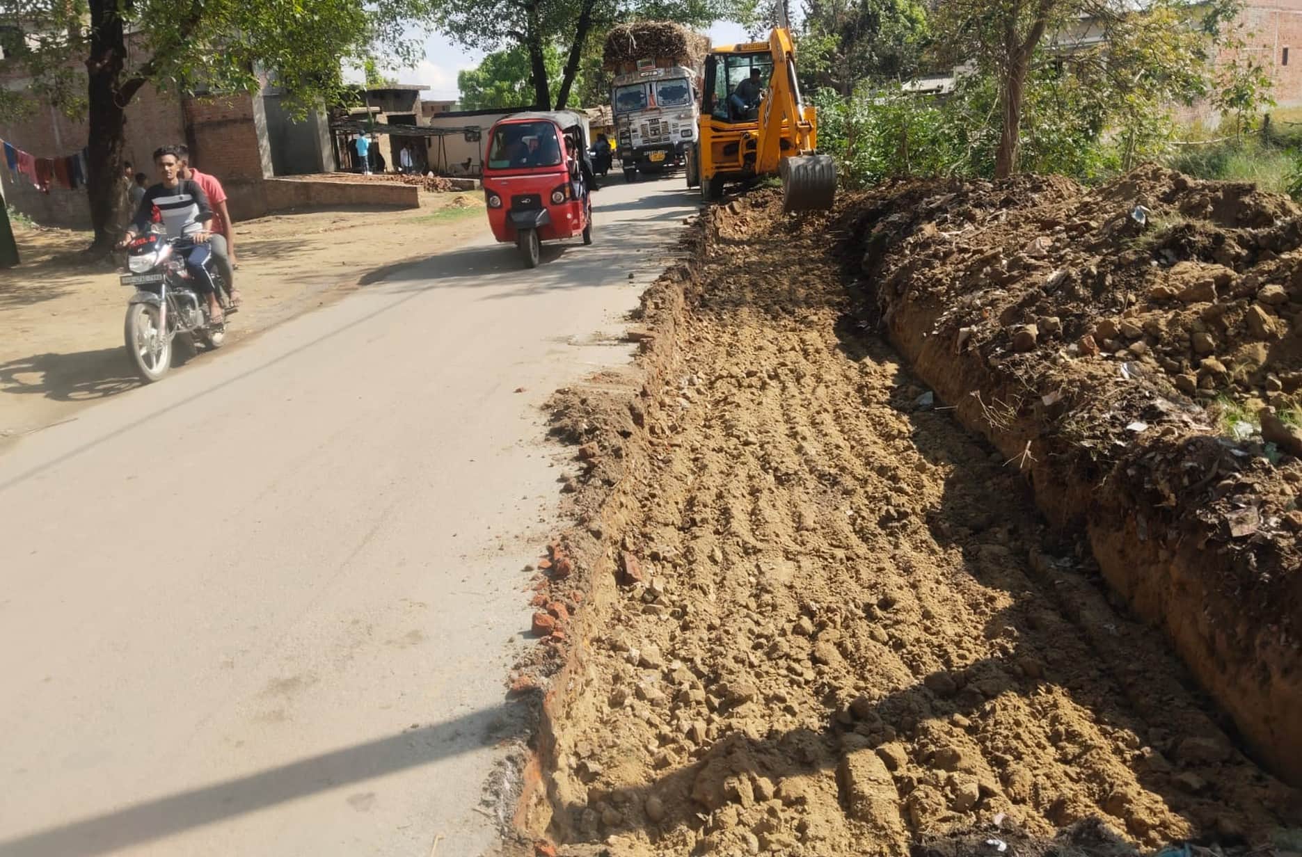बलरामपुर के गुमड़ी-रेहराबाजार-सादुल्लानगर मार्ग का हो रहा चौड़ीकरण। संवाद