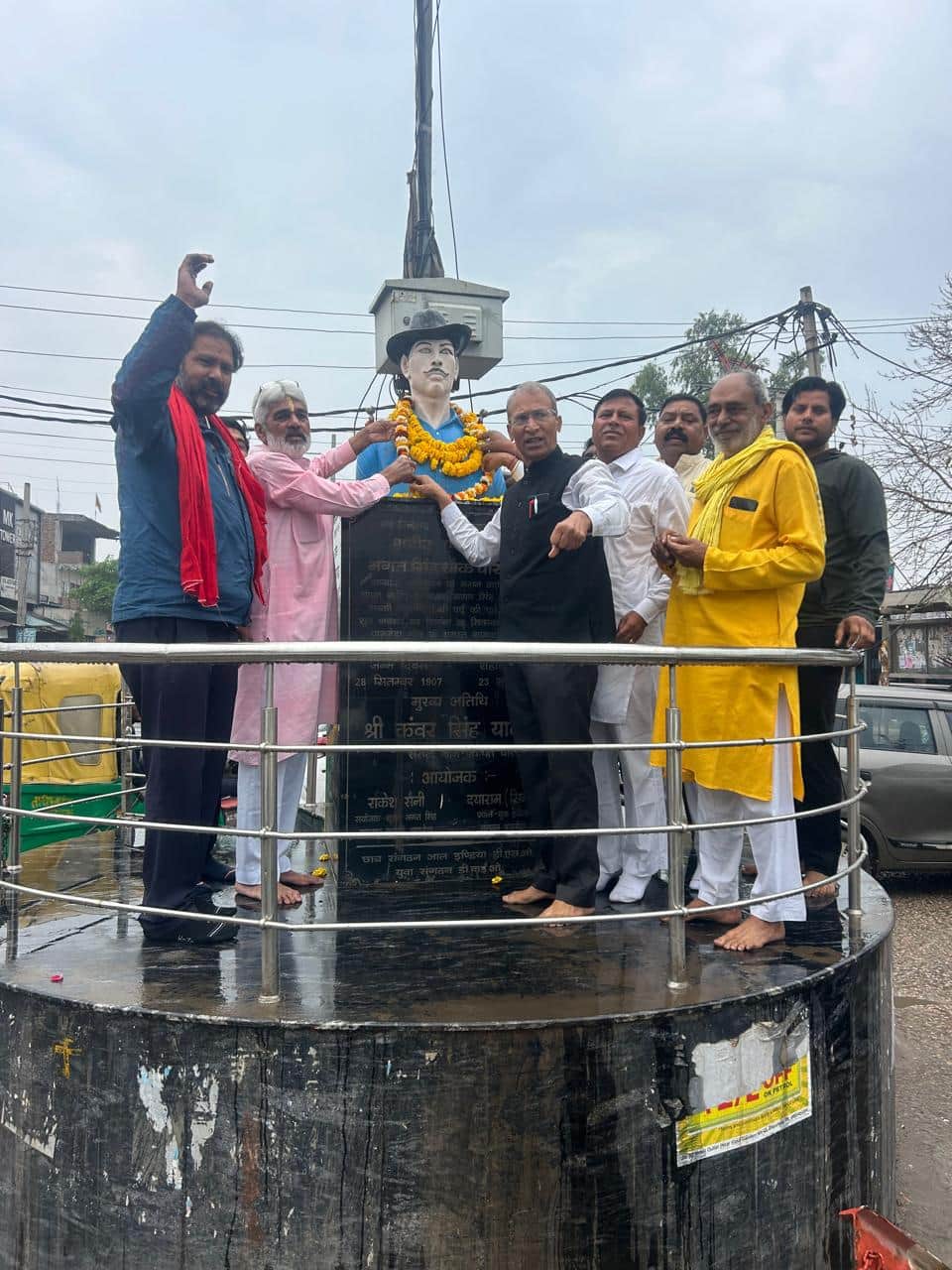 बलिदान भगत सिंह की प्रतिमा पर श्रद्धांजलि देते गणमान्य। स्रोत : संगठन