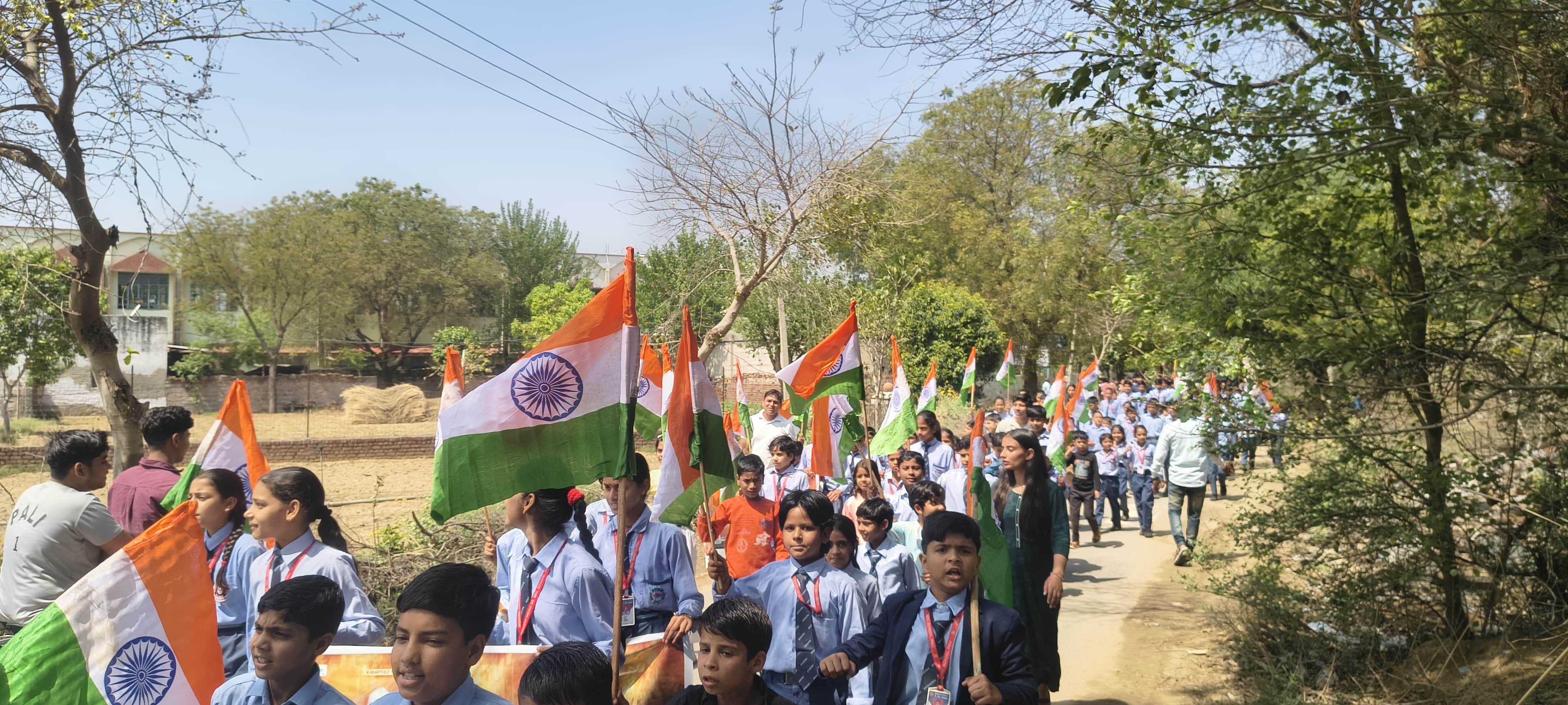 बलिदान दिवस पर पदयात्रा निकालते बच्चे। स्रोत : विभाग