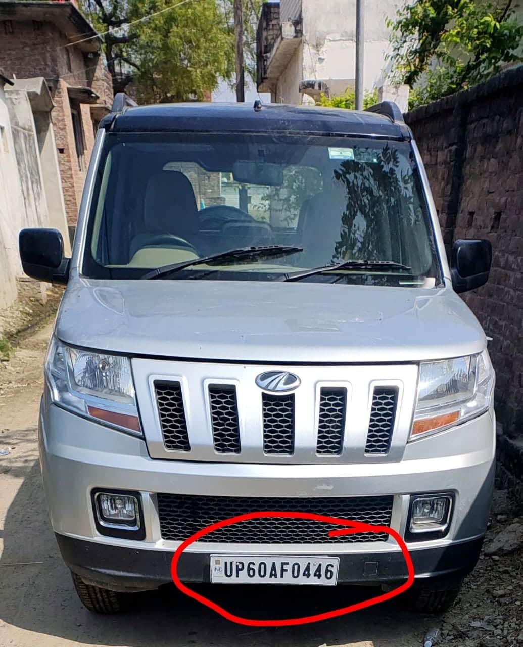 बेल्थरारोड कस्बा स्थित एक मकान में खड़ी कार का पुलिस द्वारा काटा गया चालान। संवाद