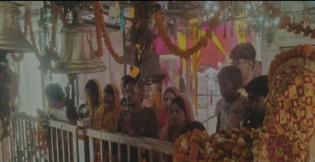 बनकटवा के समय माता मंदिर में पूजा करते श्रद्धालु। संवाद