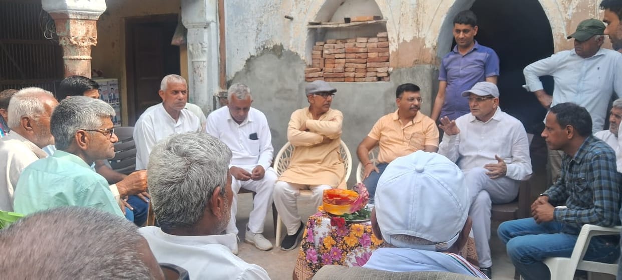 Villagers felicitate Brigadier Agarwal, who returned to his native village after 40 years.