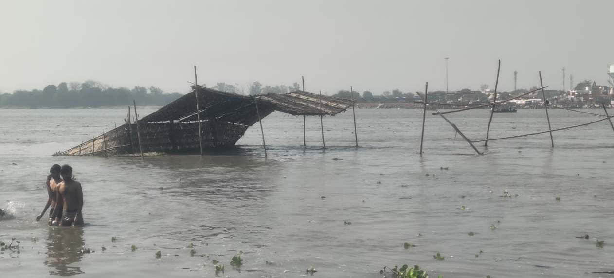ब्रजघाट में गंगा का जलस्तर बढ़ने से डूबे अस्थायी घाट। संवाद