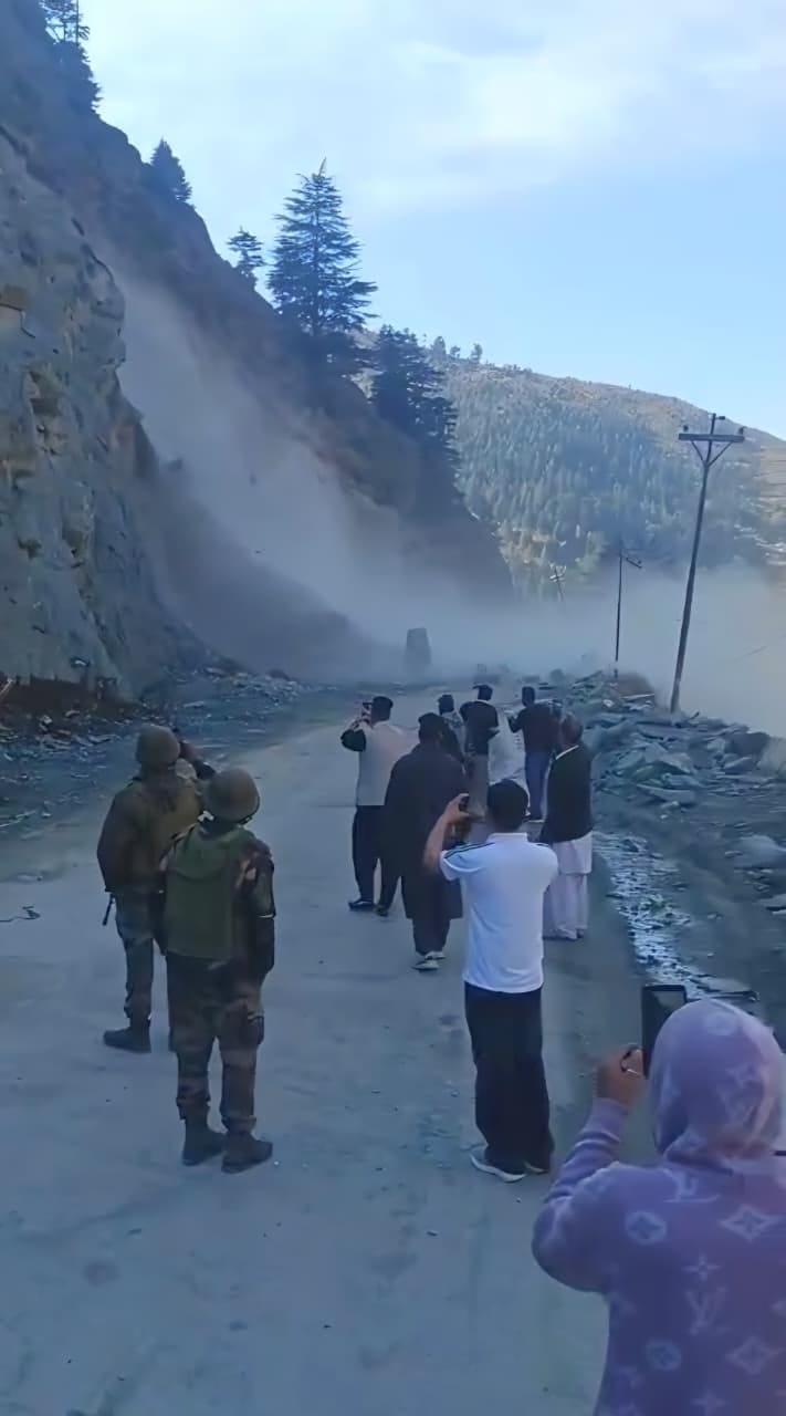 Srinagar, Uri-Baramulla Road, LandSlide, Traffic Stopped