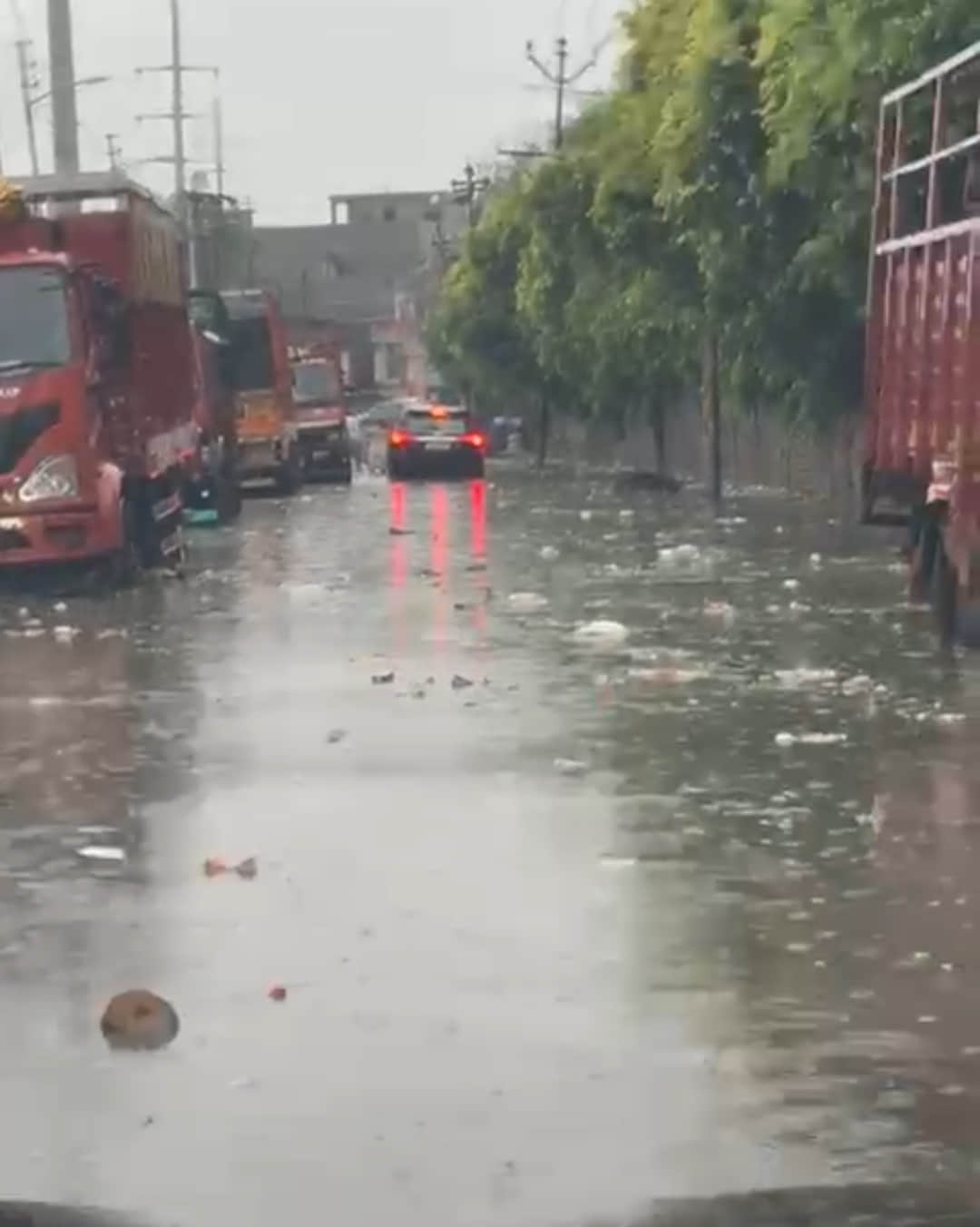 बरसात मे यह हो जाती है एसएसजीटी रोड औद्योगिक क्षेत्र में स्तिथि। संवाद