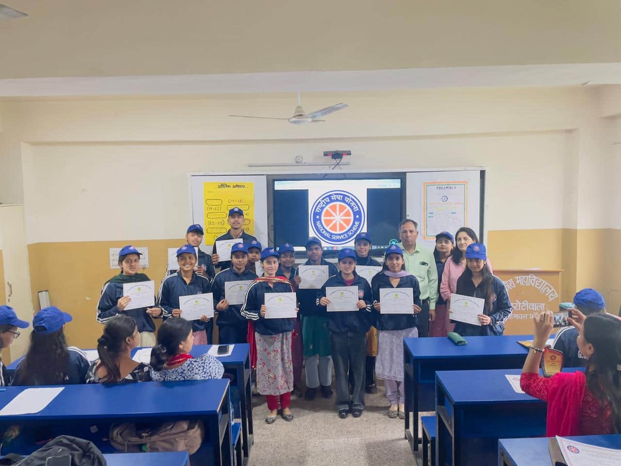 बरोटीवाला कालेज में एनएसएस के स्वयं सेवियों को प्रमाण पत्र जारी करते हुए- स्रोत- कालेज।