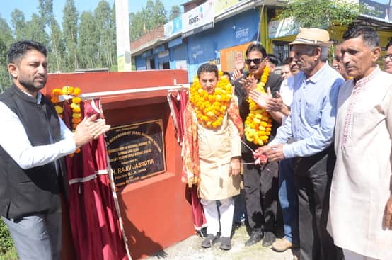 बरवाल गांव में विकास कार्य का शुभारंभ करते विधायक राजीव जसरोटिया। संवाद