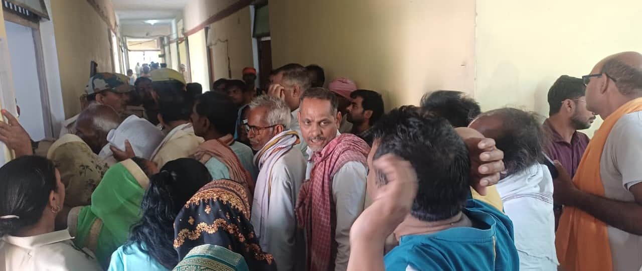 बांसडीह तहसील परिसर में आयोजित समाधान दिवस पर पहुंचे फरियादी।संवाद