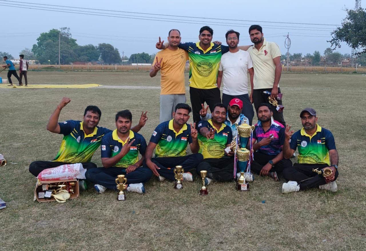 बेसिक शिक्षा विभाग क्रिकेट प्रतियोगिता की विजेता ट्राफी के साथ बलिया टीम के खिलाड़ी।संवाद