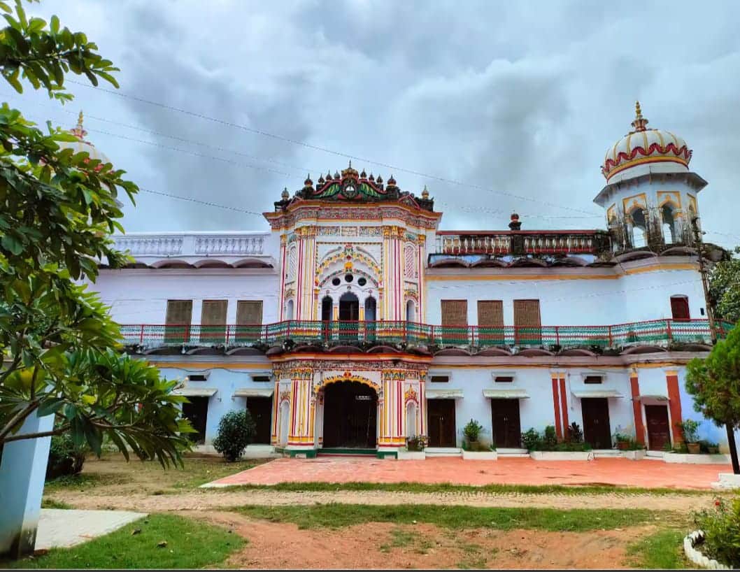 बस्ती का राजमहल। संवाद