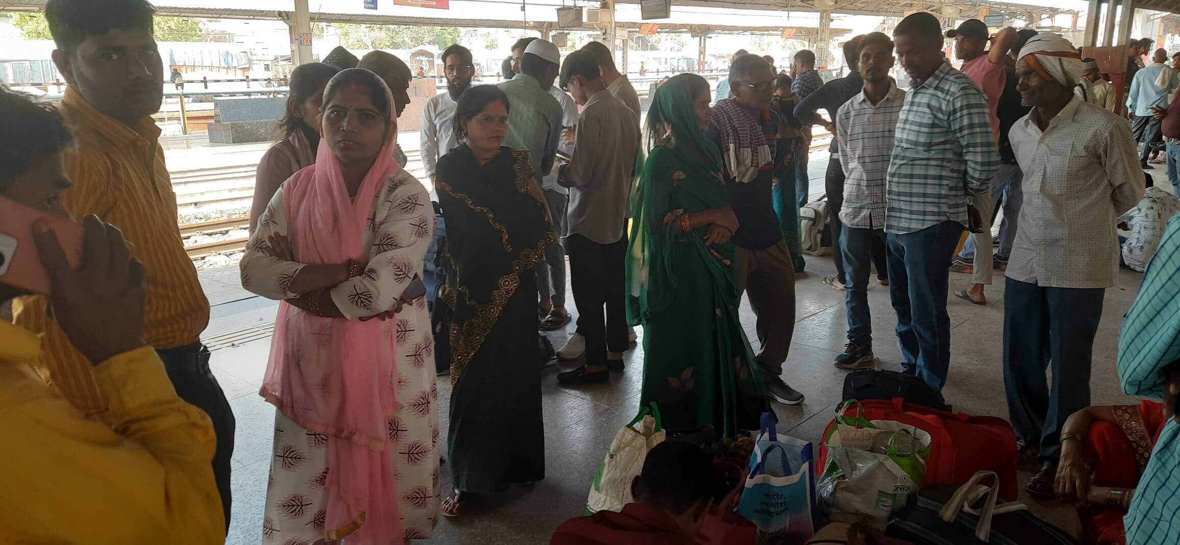 बस्ती रेलवे स्टेशन पर ट्रेन की प्रतीक्षा करते यात्री।संवाद