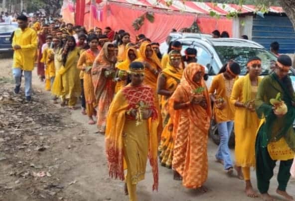 चौबे टोला में श्रीमद भागवत कथा के लिए निकली कलश यात्रा में शमिल श्रद्धालु। संवाद